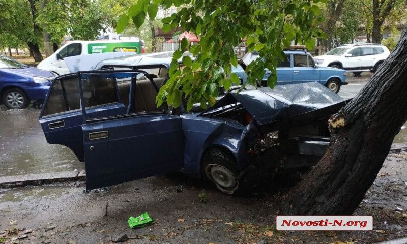 На Генерала Карпенко автомобиль полиции врезался в дерево