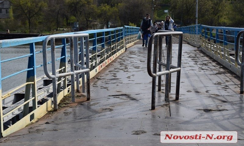 На пешеходном мосту в Николаеве срезали турникеты — теперь по нему могут гонять мотоциклисты
