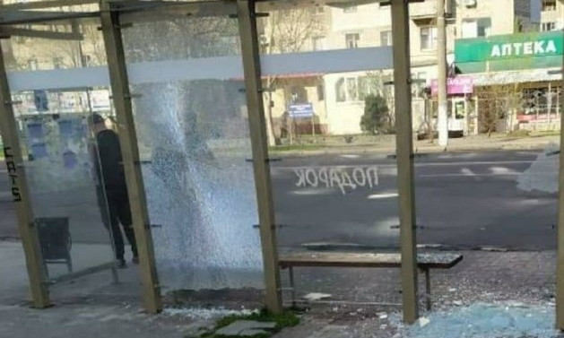 В Николаеве вандалы в очередной раз разбили стеклянную остановку