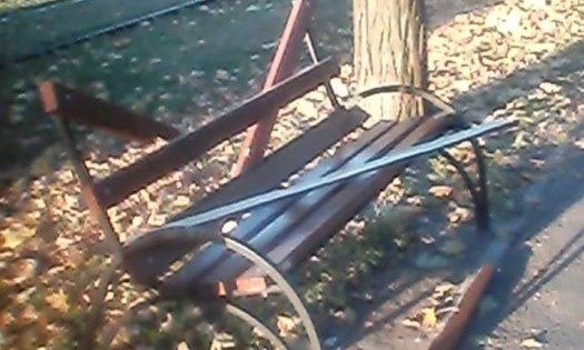В Николаеве вандалы поломали скамейки и мусорные урны