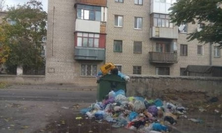 Сенкевич требует наказывать ОСМД, которые несвоевременно вывозят мусор