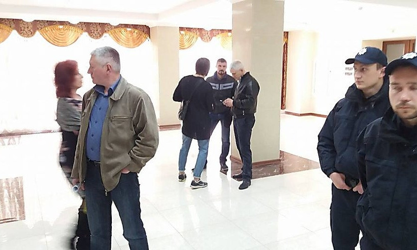 Охранник Савченко накинулся на журналиста во время сессии Николаевского облсовета