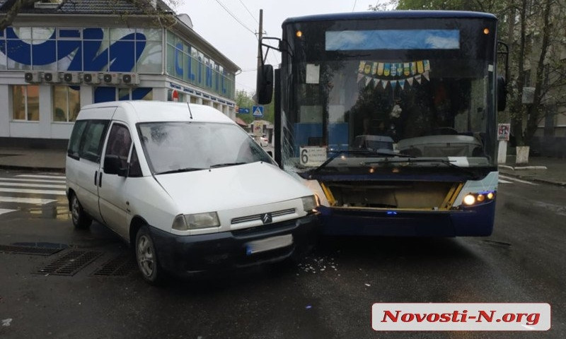 В центре Николаева столкнулись троллейбус и «Ситроен» — улица Лягина заблокирована