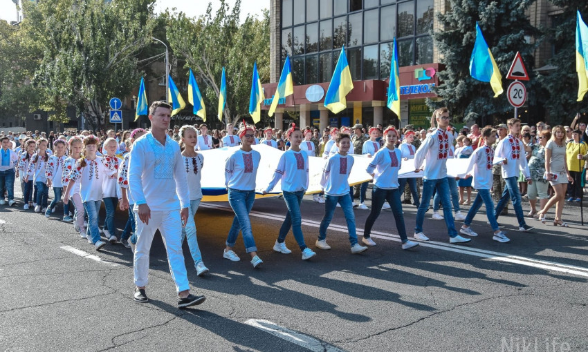 В Николаеве торжественно подняли «стяг перемоги» на Соборной Площади