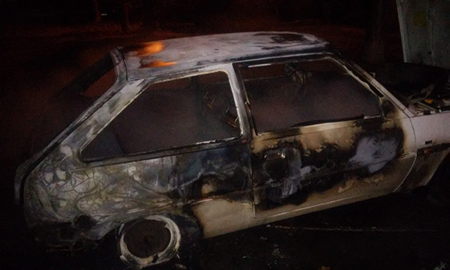 В Николаеве сгорел автомобиль, припаркованный возле многоэтажки