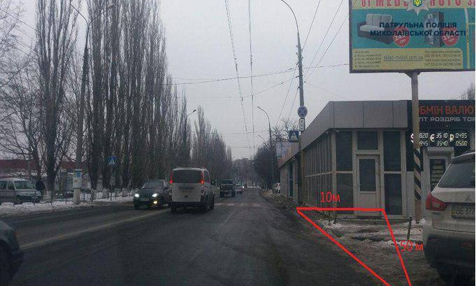 Патрульные просят мэрию Николаева проверить законность размещения киосков, закрывающих пешеходам обзор