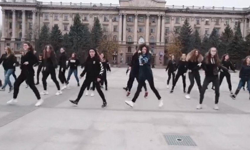 В Николаеве студенты провели танцевальный флешмоб