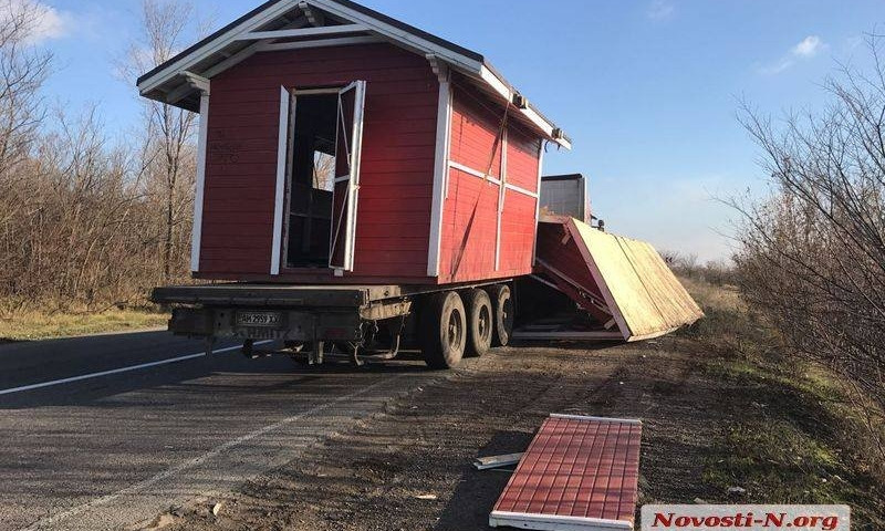 «Новогодний домик» развалился в кузове автомобиля во время доставки в Николаев