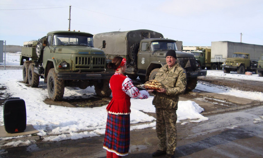 В Николаеве хлебом-солью встретили артиллеристов, вернувшихся из зоны АТО