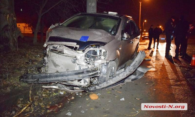 На большой скорости автомобиль врезался в столб, пьяный водитель с места аварии скрылся