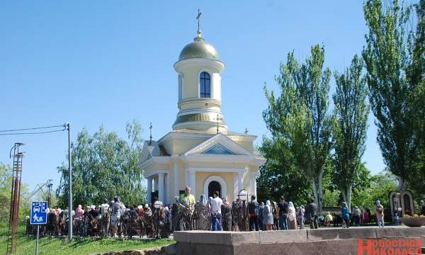 Николаевцы вышли на молебен в защиту церкви