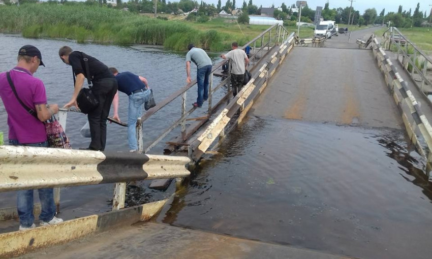 Жители пригорода Николаева вынуждены переплывать через затонувший мост