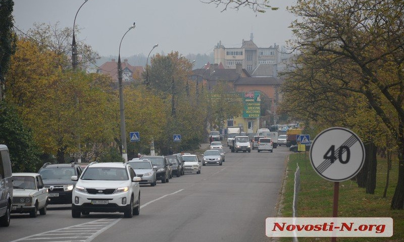 В Николаеве из-за перекрытого Херсонского шоссе и светофора огромная пробка