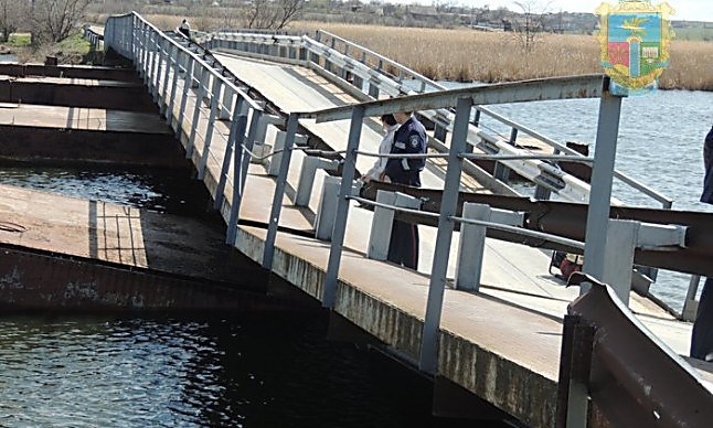 Держится из последних сил – в сети показали видео разламывающегося на две части  моста в Снигиревке