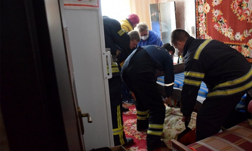 В Николаеве спасатели помогли бабушке, которая из-за болезни не смогла открыть двери