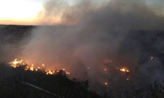 Жители сел Николаевщины задыхаются от дыма из-за пожара на стихийной свалке