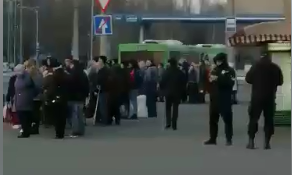 В Николаеве появилось видео толпы людей на остановке во время карантина 
