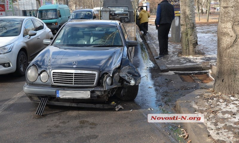 Автомобиль Mercedes-Benz E 300 врезался в дерево в центре Николаева