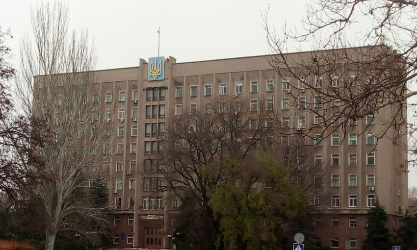 На фасаде здания Николаевской ОГА разукрасили тризуб