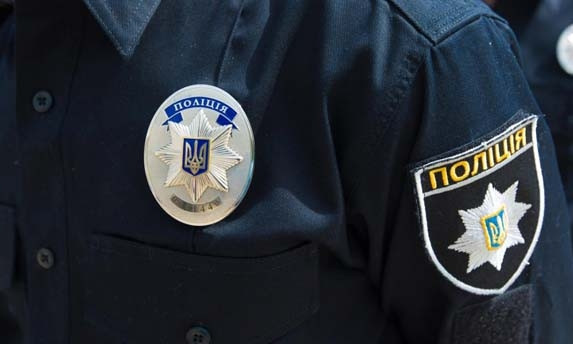 В Николаевской области мужчина в состоянии алкогольного опьянения сломал ногу патрульному полицейскому