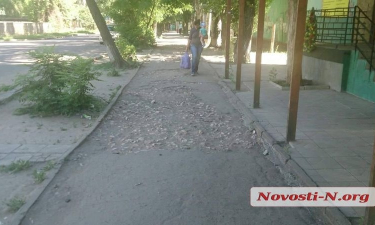Как после бомбежки: тротуар по ул. Николаевской не пригоден для передвижения