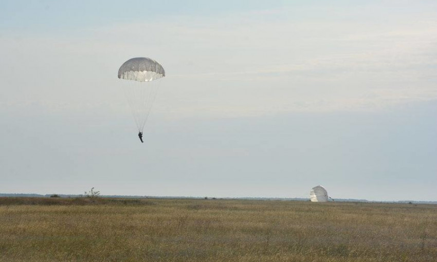 Николаевские десантники попрыгали с парашютами в рамках очередных учений