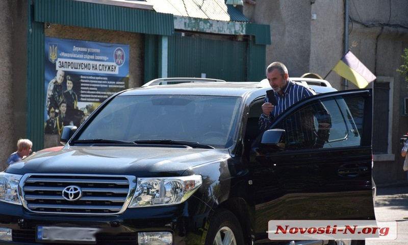 В Николаеве Апти на люксовом авто приехал под СИЗО на освобождение чеченца