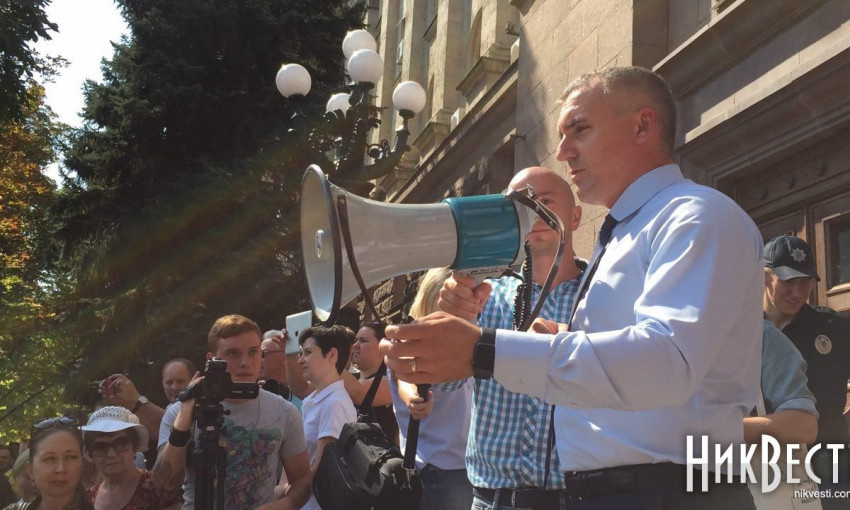 Сенкевич протестующим под мэрией: Николаев примет около 4-х тысяч кубов мусора со Львова