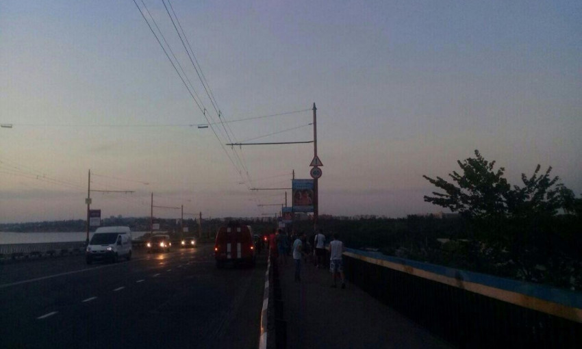 В Николаеве мужчина хотел спрыгнуть с Ингульского моста (ФОТО,ВИДЕО)