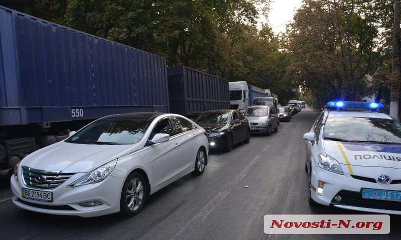 В Николаеве из-за столкновения двух фур образовался автомобильный затор