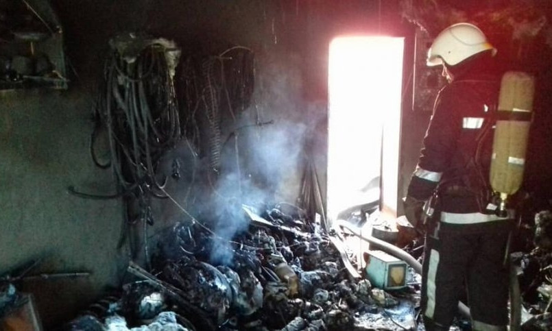 Спасатели вынесли из горящего дома мужчину без сознания