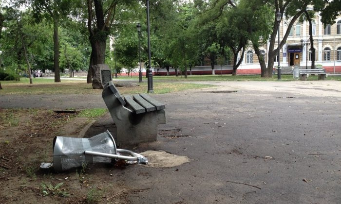 Николаевские вандалы продолжают "благоустраивать" парки родного города