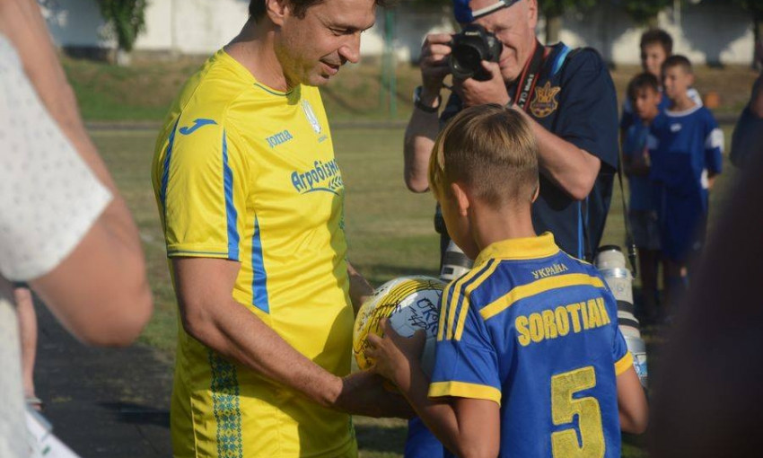 Николаевские военные сыграли в футбол со сборной ветеранов
