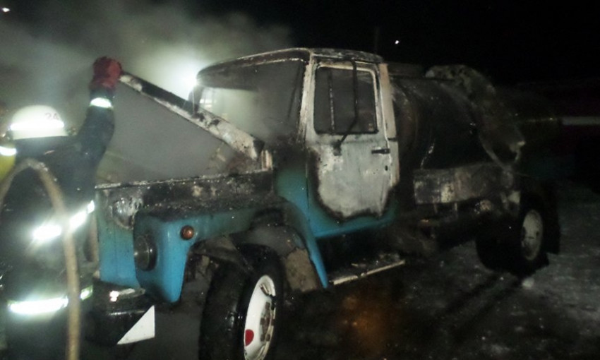 На Николаевщине в гараже горел грузовик «ГАЗ»
