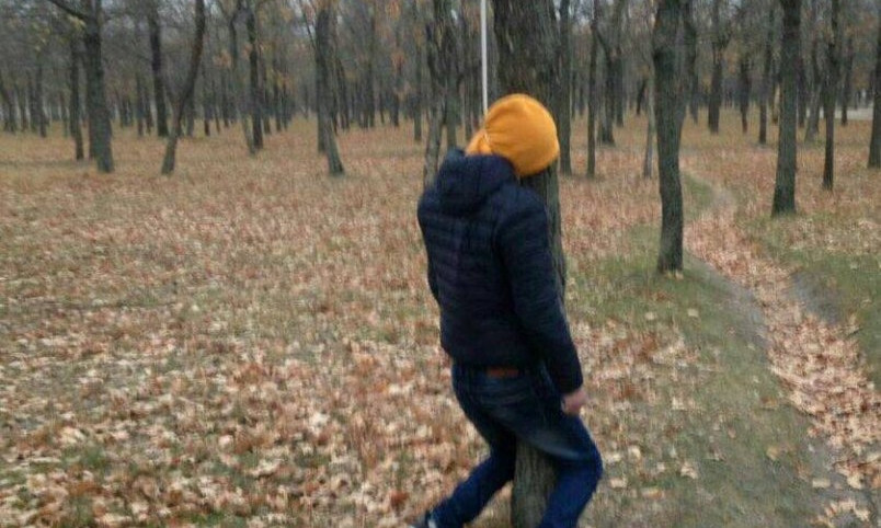 В николаевском парке «Дубки» обнаружили труп молодого человека с веревкой на шее, личность устанавливается