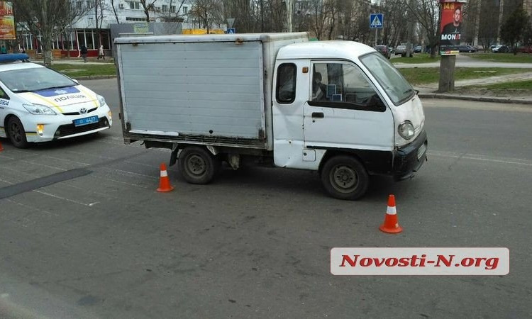 На пешеходном переходе в Николаеве грузовик сбил женщину с ребенком