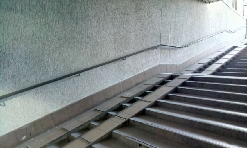 В подземном переходе на Центральном рынке наводят порядок: ремонтируют лестницы, кладут плитку и обновляют стены