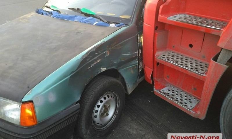 Опасная авария: автоцистерна с газом врезалась в автомобиль