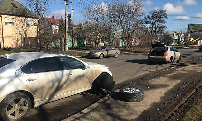 В Николаеве за пол часа четыре машины лишились колес из-за ям на Кузнецкой