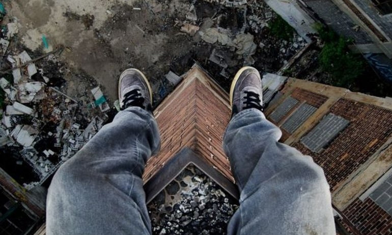 На Николаевщине спасатели уговорили мужчину не прыгать с 14 этажа