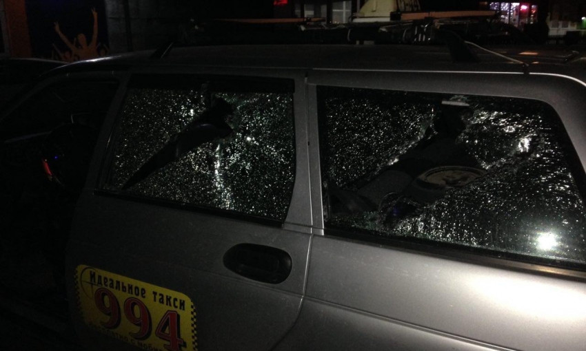 В районе автовокзала николаевцу, сидевшему за рулем своего «ВАЗа», неизвестные разбили стекло 