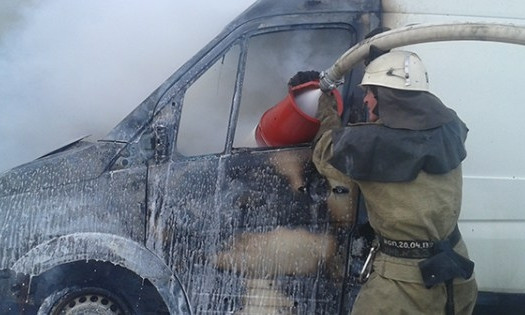 На Николаевщине огонь с микроавтобуса перекинулся на сухостой