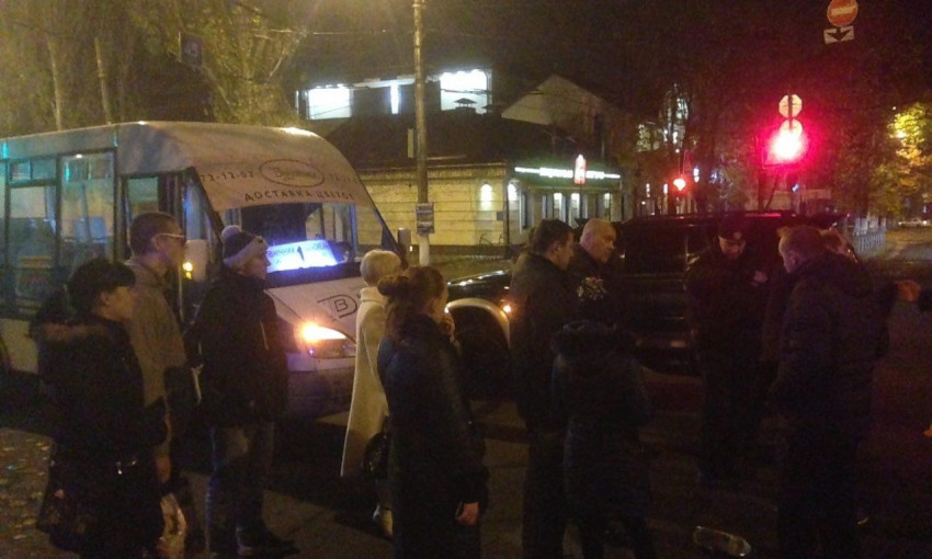 Вечером в Николаеве пешеход перебегавший на "красный свет" попал в ДТП