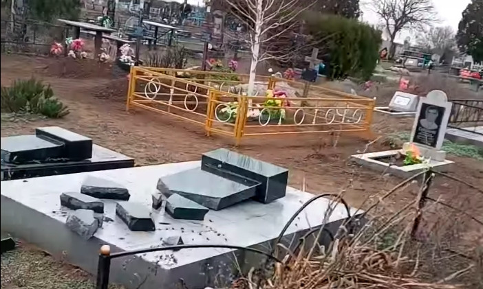 На Николаевщине 22-летний парень напился и устроил погром на кладбище - разрушено больше сотни памятников (видео)