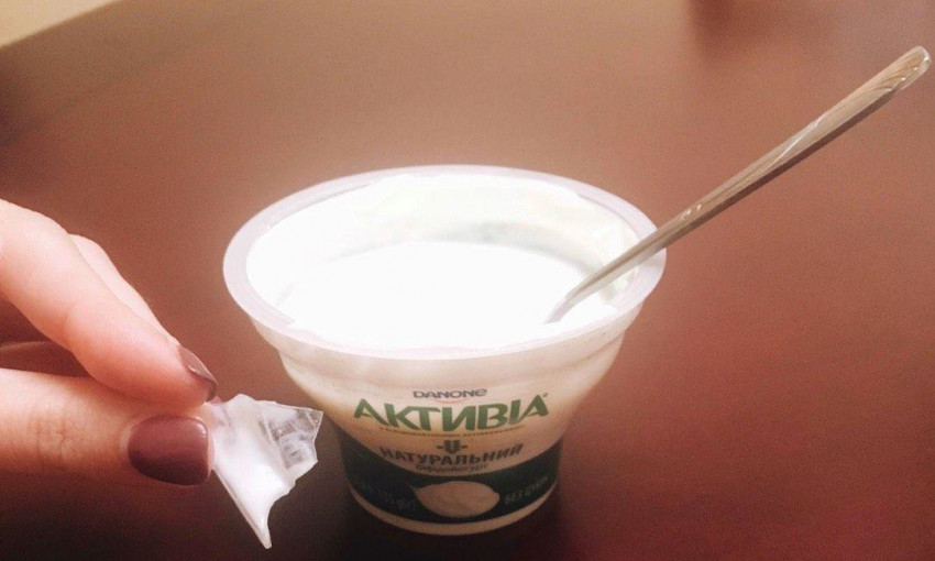 В одном из николаевских магазинов девушка купила йогурт с куском пластика