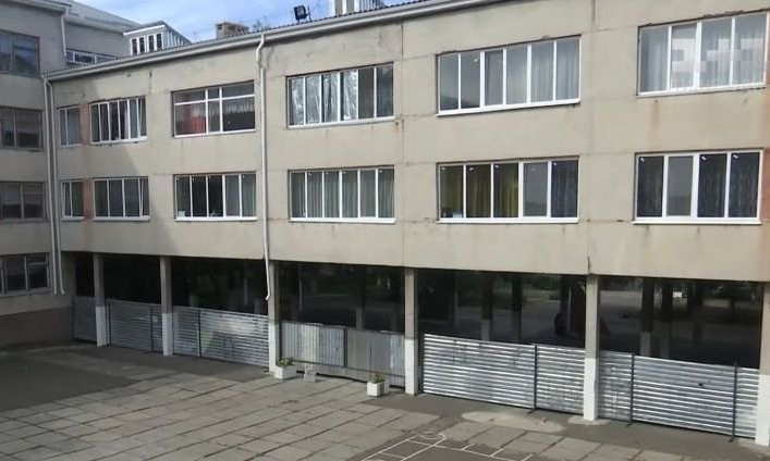«Тришкин кафтан»: в николаевской школе течет крыша – на ремонт деньги перебросили со спортплощадки