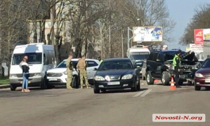 В Николаеве столкнулись 4 автомобиля — двое пострадавших