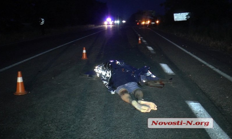 Ночью на трассе столкнулись автомобиль с фурой, есть погибшие (фото, видео 18+)