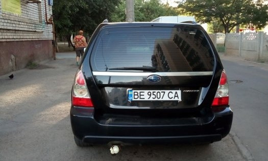 В Николаеве «Субару», припаркованному на тротуаре, задули выхлопную трубу монтажной пеной