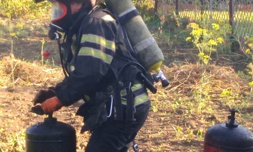 На Прибужской загорелась хозпостройка, спасателям удалось предотвратить взрыв газового баллона